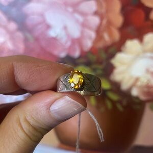 Elegant vintage sterling Silver Ring with Yellow Gemstone